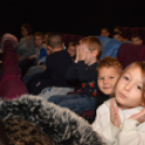 Ingyen mozizást és finom szaloncukrot kaptak Télapóra