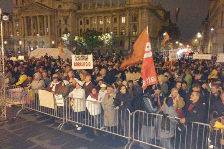 Tízezrek tüntettek a Közfelháborodás napján