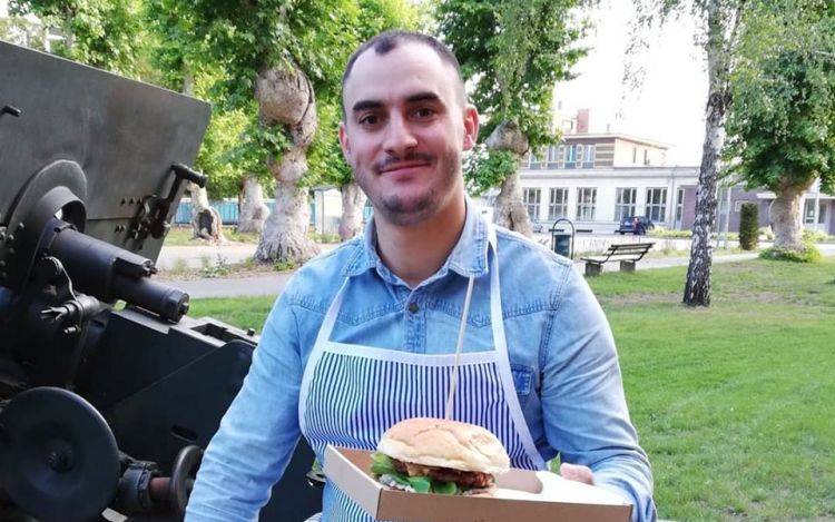 A szomjoltó mellé ínycsiklandó hamburgerrel is szolgálnak az Ágyúban