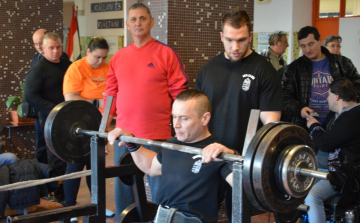 Ismét megrendezik a fekvenyomó versenyt a lakótelepen