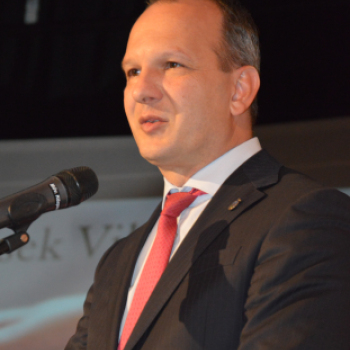 Ünnepi műsorral kedveskedtek az időseknek