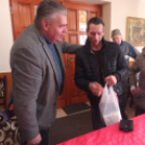 Karácsonyi csomagot kaptak a petőfiszállási nyugdíjasoknak