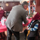 Karácsonyi csomagot kaptak a petőfiszállási nyugdíjasoknak