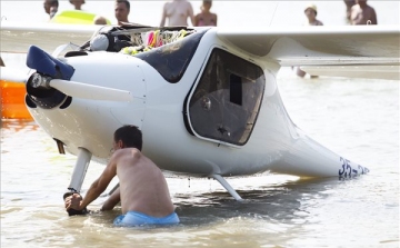 Vitorlázó repülőgép zuhant a vízbe Balatonberénynél - FOTÓK