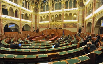 Döntött a Parlament: 20 százalékkal növelhetők az osztálylétszámok