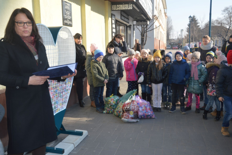 Kupakgyűjtő szívet helyeztek el a piaccsarnoknál