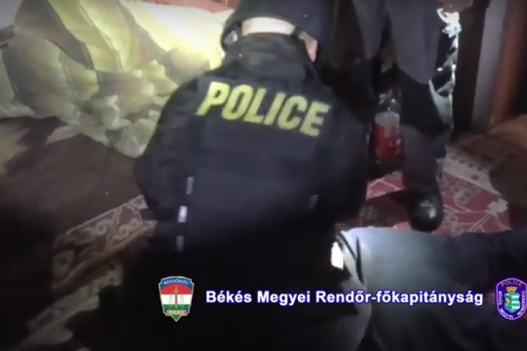 Ágyneműtartóba bújt a rendőrök elől a zsaroló - VIDEÓ