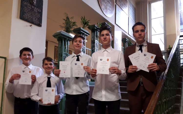 A Katona József Gimnázium házi versenyén is jeleskedtek a Batthyány Iskola tanulói