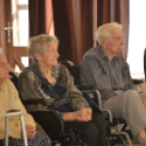 Zenés műsorral köszöntötték az idősotthonok lakóit Kiskunfélegyházán