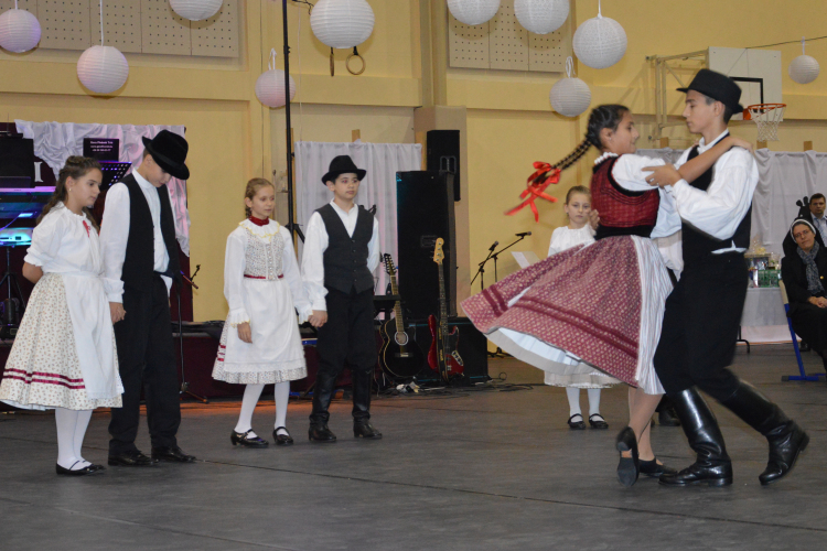 Már a vacsora előtt táncra perdültek a Constantinumban