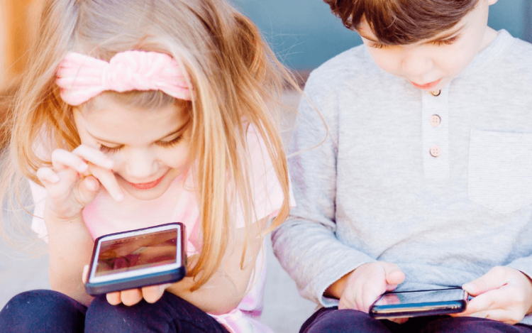 A sokat mobilozó gyerekek figyelmi fókusza eltér a megszokottól