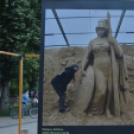 Már kirajzolódnak Móra arcvonásai a homokhalomból
