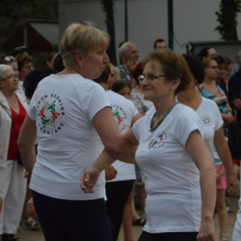 Bemutatkozott Kiskunfélegyházán a Kiskun Szenior Örömtánc csoport