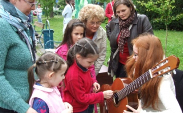 Így zenélünk, táncolunk, rajzolunk mi