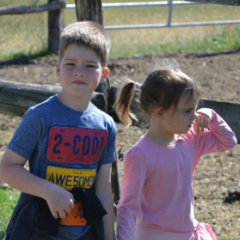 Kíváncsi gyermekszemek a Tangazdaságban