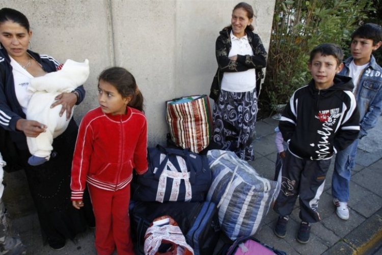 Kitart a Svájcba menekült romák egy csoportja