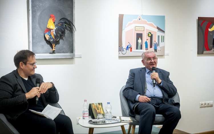 Bemutatták Lezsák Sándor legújabb művét a Petőfi Sándor Városi Könyvtárban