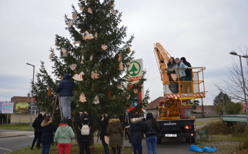 Lelkesen díszítették a fiatalok a lakótelep karácsonyfáját