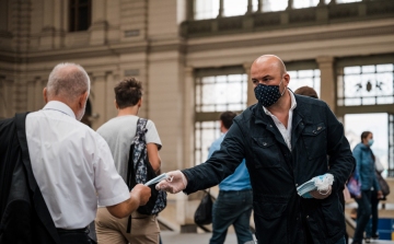 Országszerte 15.000 maszkot osztott szét utasainak a MÁV és a Volán 