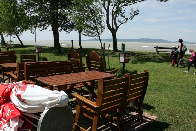 Szeszélyes időjárás, krónikus munkaerőhiány a Balatonon