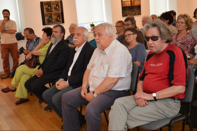 Alkotásai titkos üzenetet sugallnak