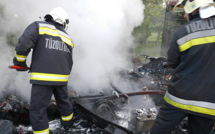 Kigyulladt egy lakókocsi az M5-ösön