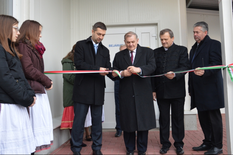 Ünnepelt Petőfiszállás, átadták az új tejfeldolgozó üzemet
