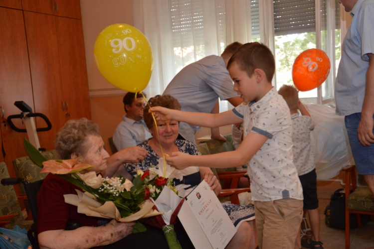 A család apraja-nagyja köszöntötte a 90 éves Erzsike nénit