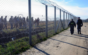Hatszáz határsértő ellen intézkedtek a rendőrök a hétvégén
