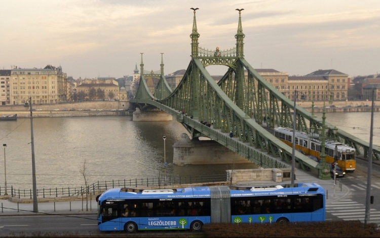 Először állt forgalomba ilyen busz Budapesten