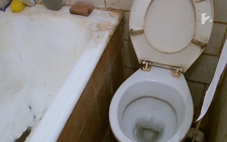 Vécén akarta lehúzni a halott csecsemőt - videó