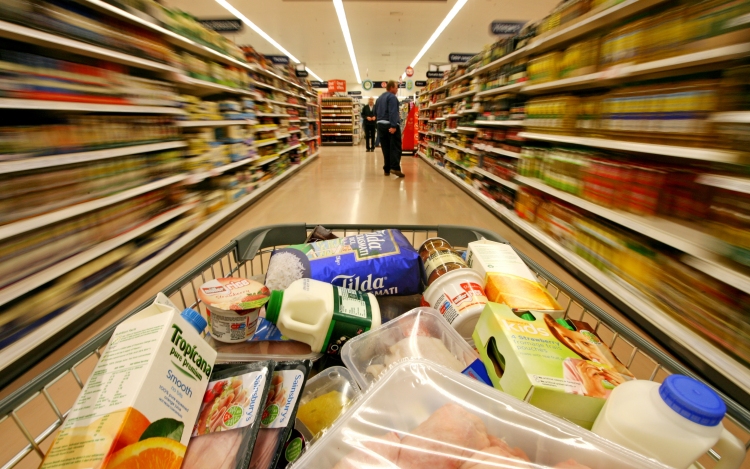 Nielsen: a magyarok többsége inkább megszokott termékeket vásárol