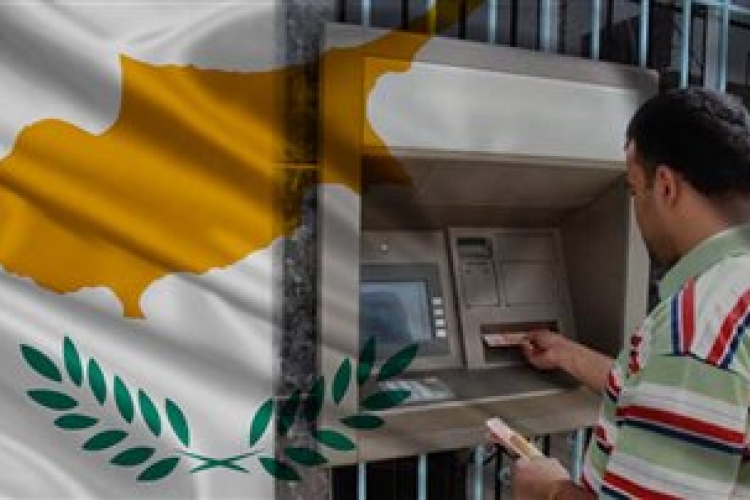Megadóztatják Cipruson a nagyobb bankbetéteket