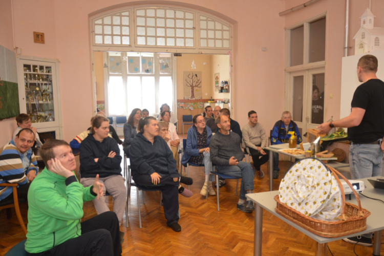 Mézédes reggel a Fogyatékkal Élők Nappali Intézményében