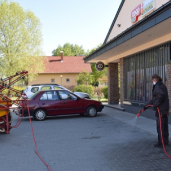 Folyamatosan fertőtlenítik a közterületeket Petőfiszálláson