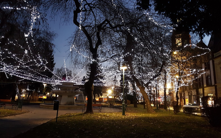 Évről évre szívet melengetőbbek a félegyházi ünnepi fények