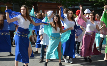 Felpezsdítették álmos városunkat a ballagó diákok