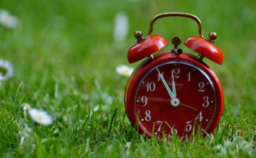 Vasárnap egy órával többet alhatunk