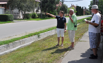 Kibélelték a Halasi út – Katona József utca sarkán lévő a vízelvezető árkot