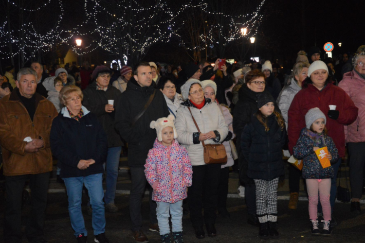 Felgyúlt a második gyertya is városunk adventi koszorúján