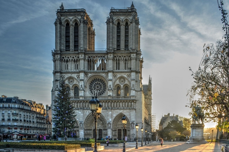 Egy éve pusztított a tűz a Notre-Dame-ban, harangozással emlékeznek